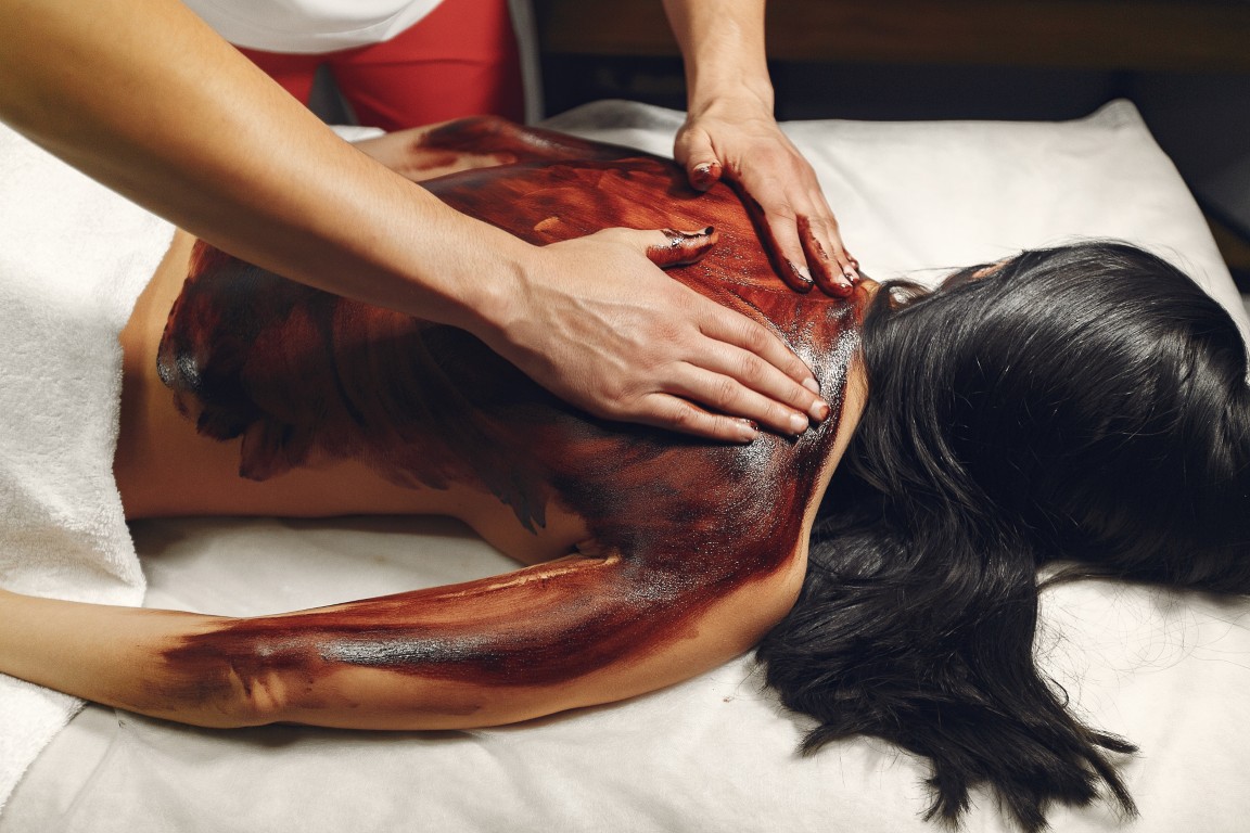 el-doctor-masajea-la-mujer-con-un-chocolate (Mediana)