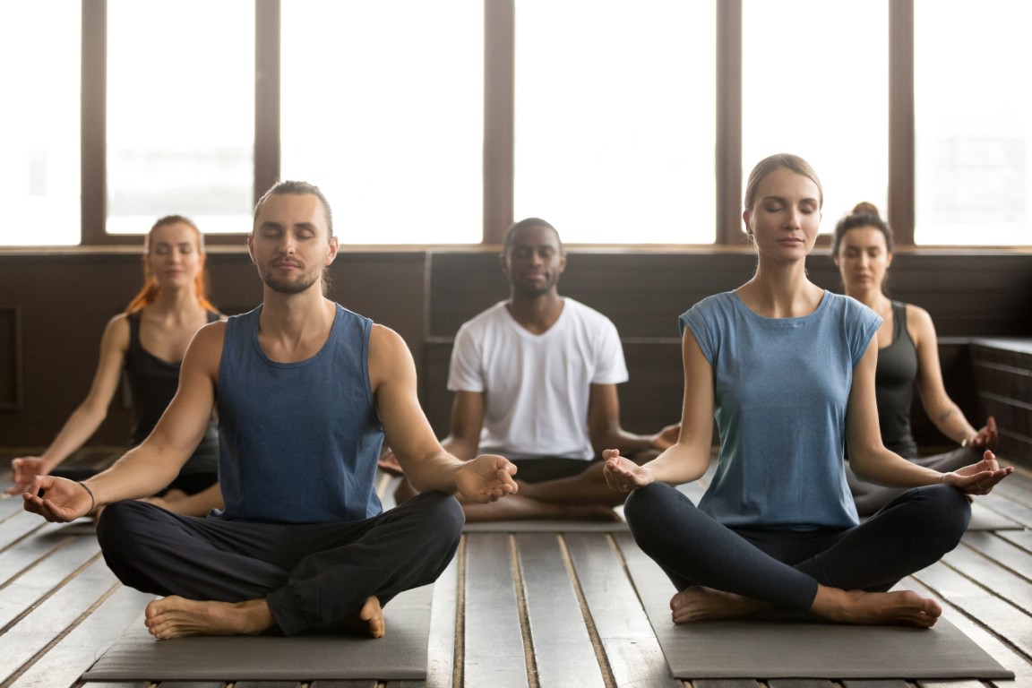 grupo-de-jovenes-deportistas-sentados-en-el-ejercicio-de-sukhasana (Mediana)