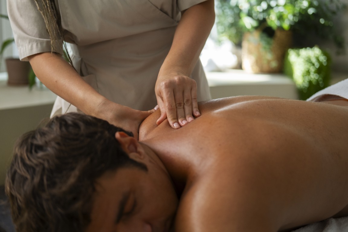 hombre-de-vista-lateral-relajandose-en-el-spa (Mediana)