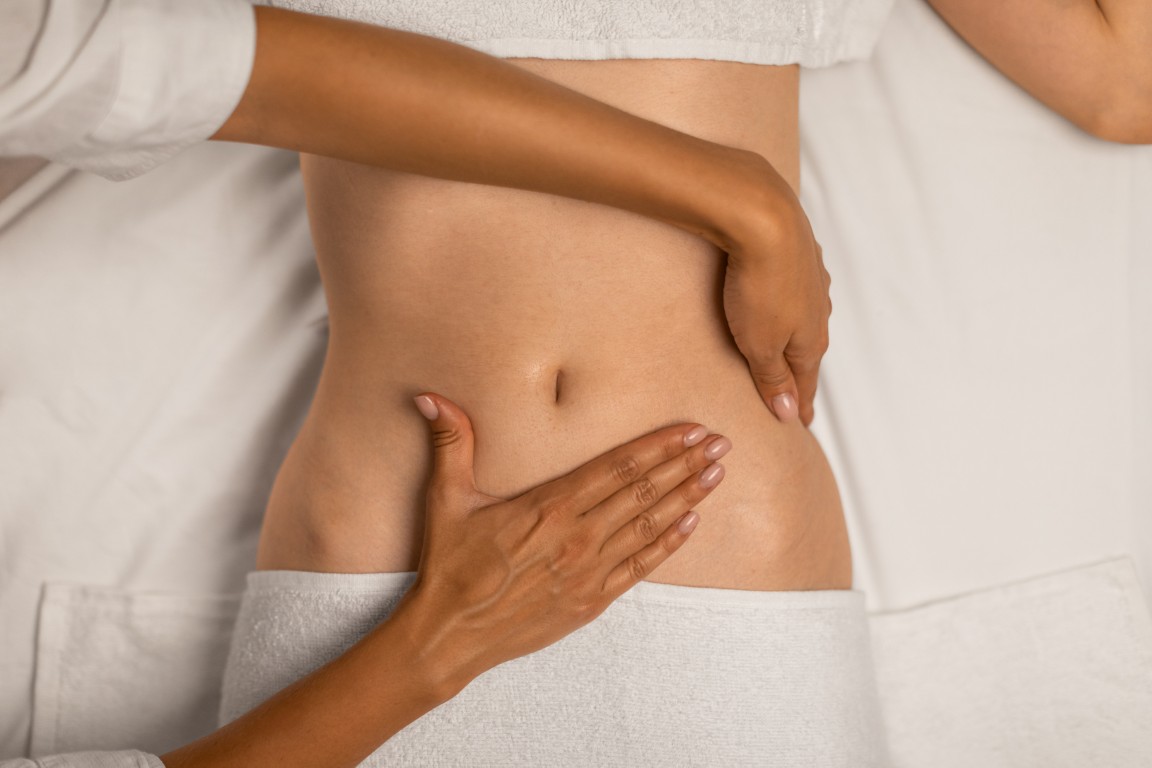 las-manos-de-un-fisioterapeuta-estan-asistiendo-un-paciente-guiando-y-apoyando-su-abdomen-durante (Mediana)