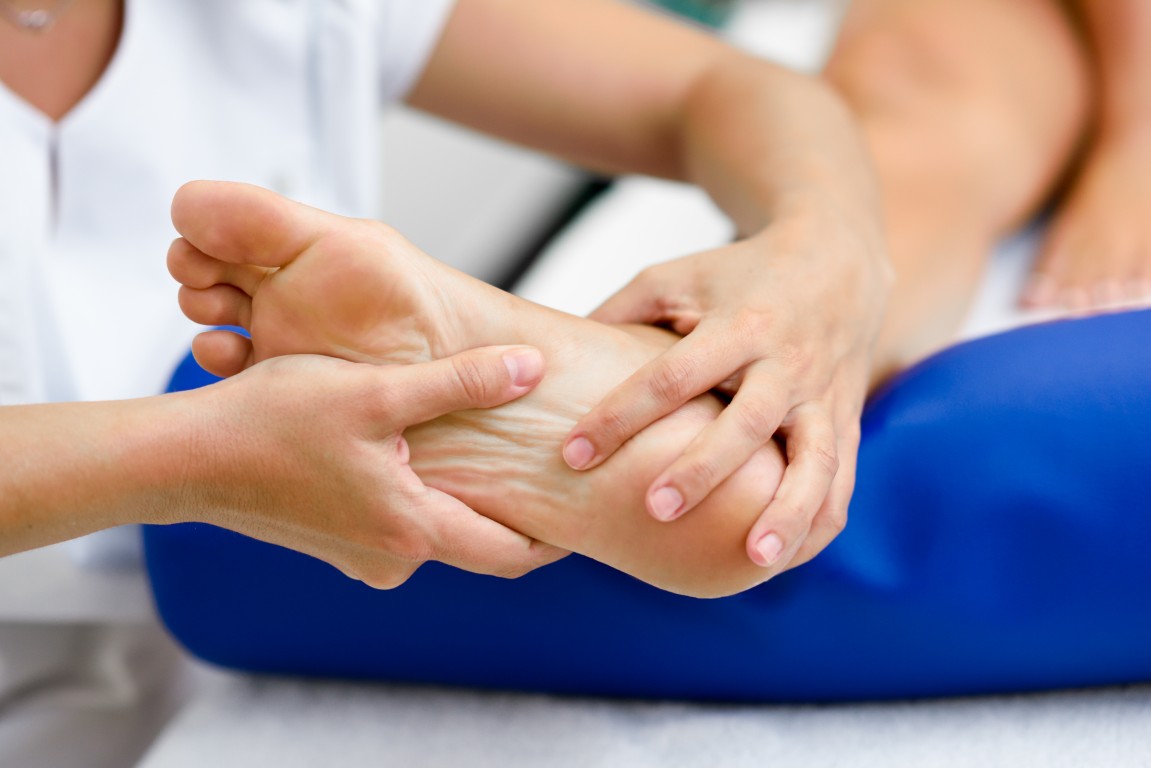 masaje-medico-al-pie-en-un-centro-de-fisioterapia (Mediana)
