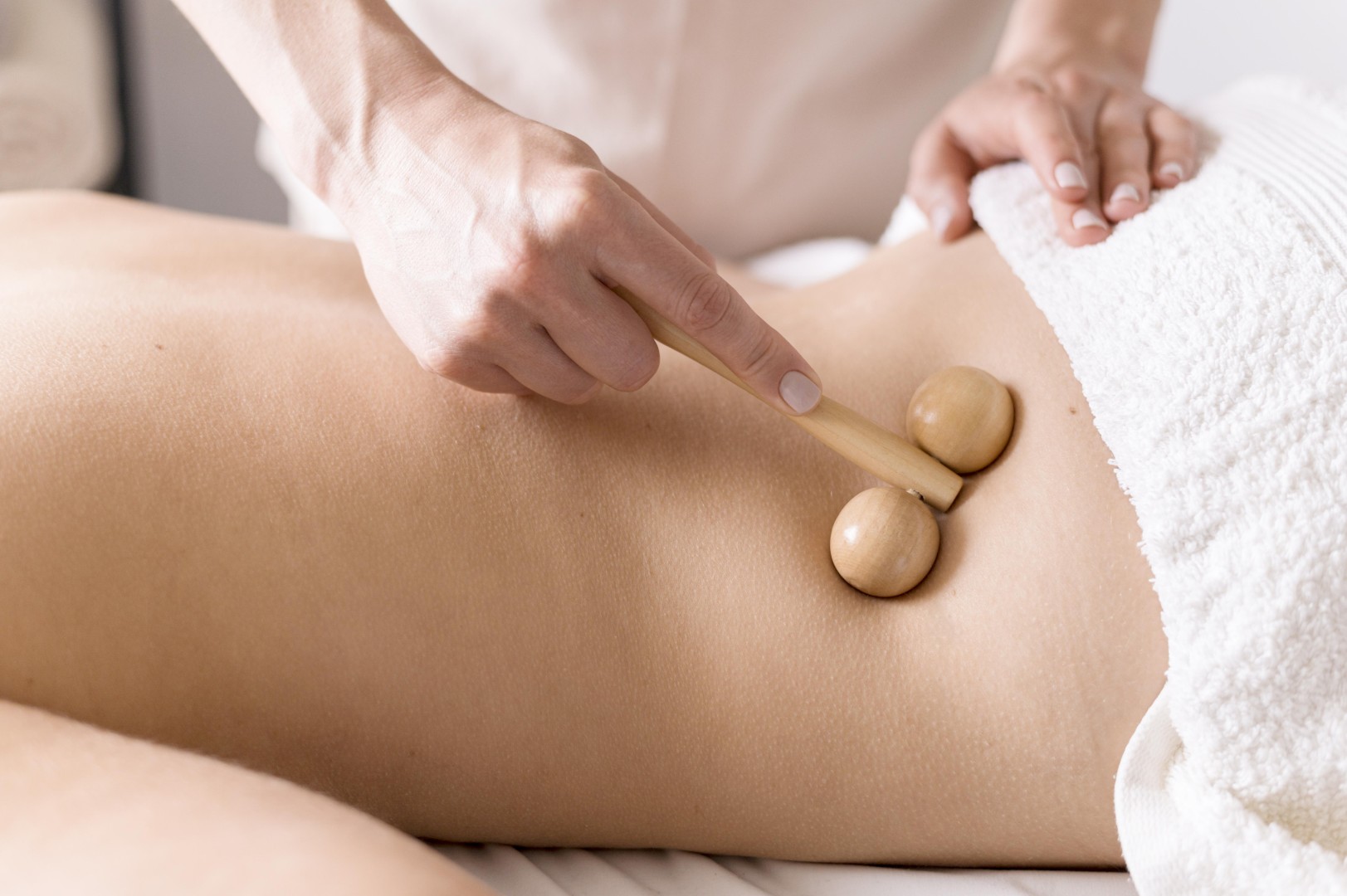masajista-de-primer-plano-con-instrumento (Grande)