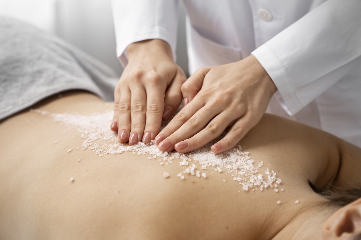 mujer-de-alto-angulo-recibiendo-masajes-en-el-spa (1) (Mediana)