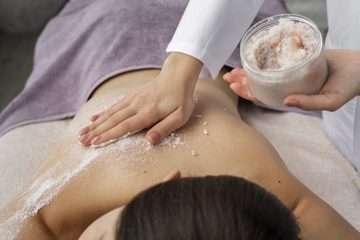 mujer-de-alto-angulo-recibiendo-masajes-en-el-spa (Mediana)