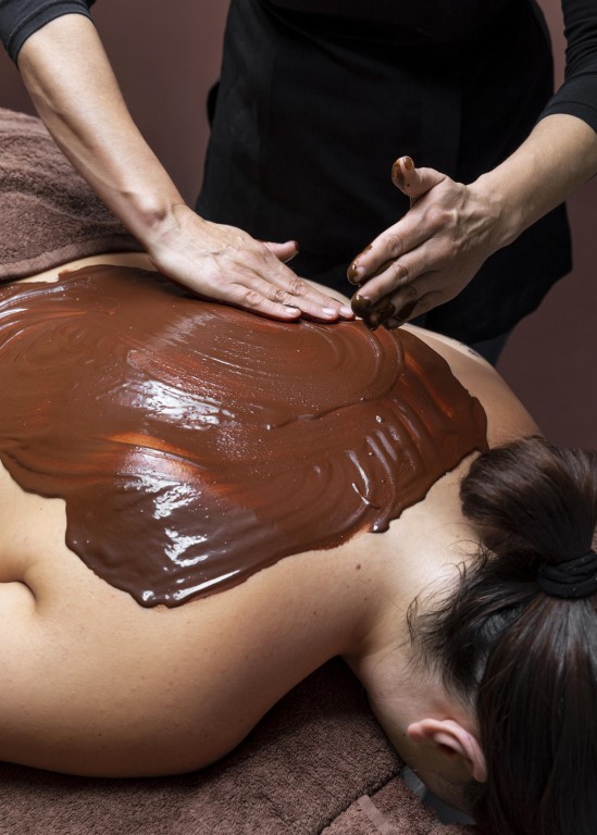 mujer-joven-con-un-tratamiento-en-un-salon-de-belleza (Mediana)