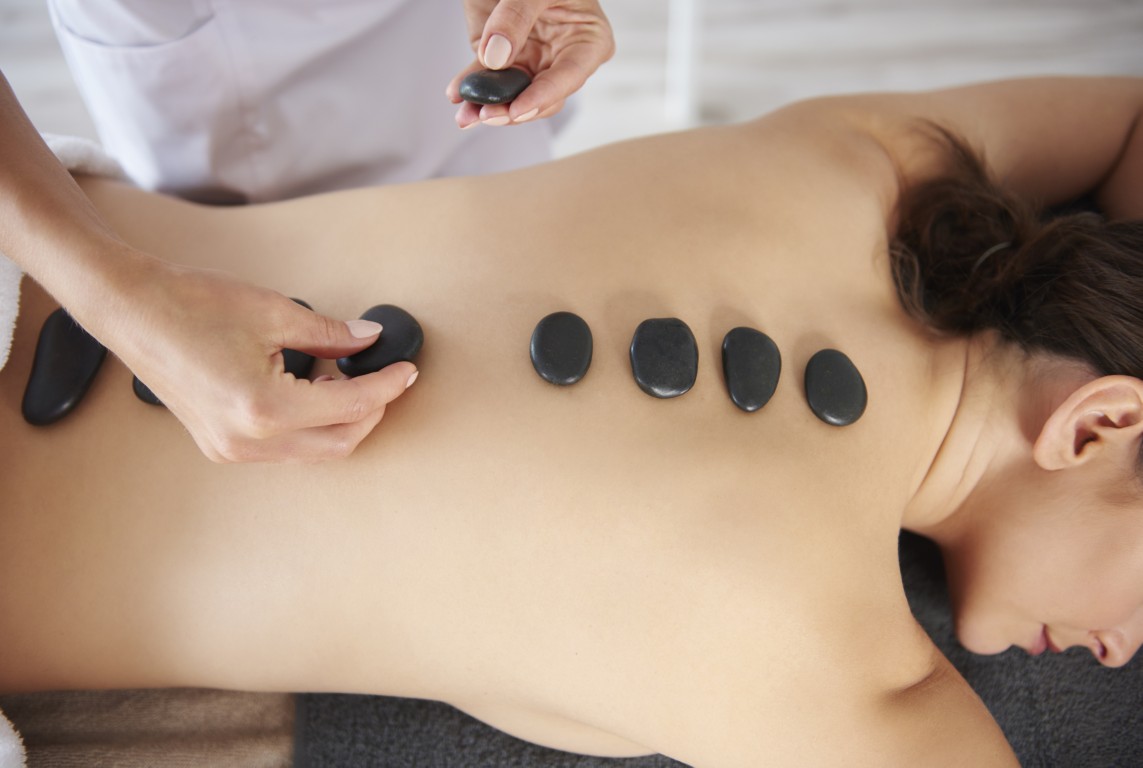 mujer-recibiendo-masaje-de-espalda-con-piedras-calientes (Mediana)