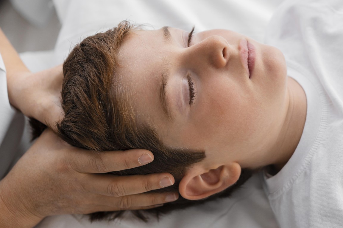 osteopata-tratando-un-nino-en-el-hospital (Mediana)
