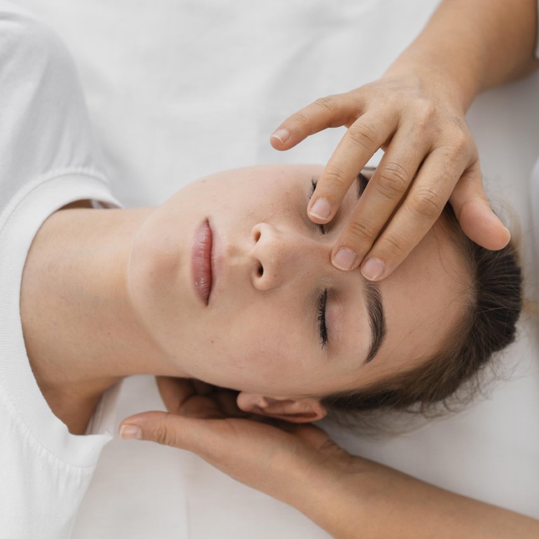 osteopata-tratando-un-paciente-masajeando-su-cara (Mediana)
