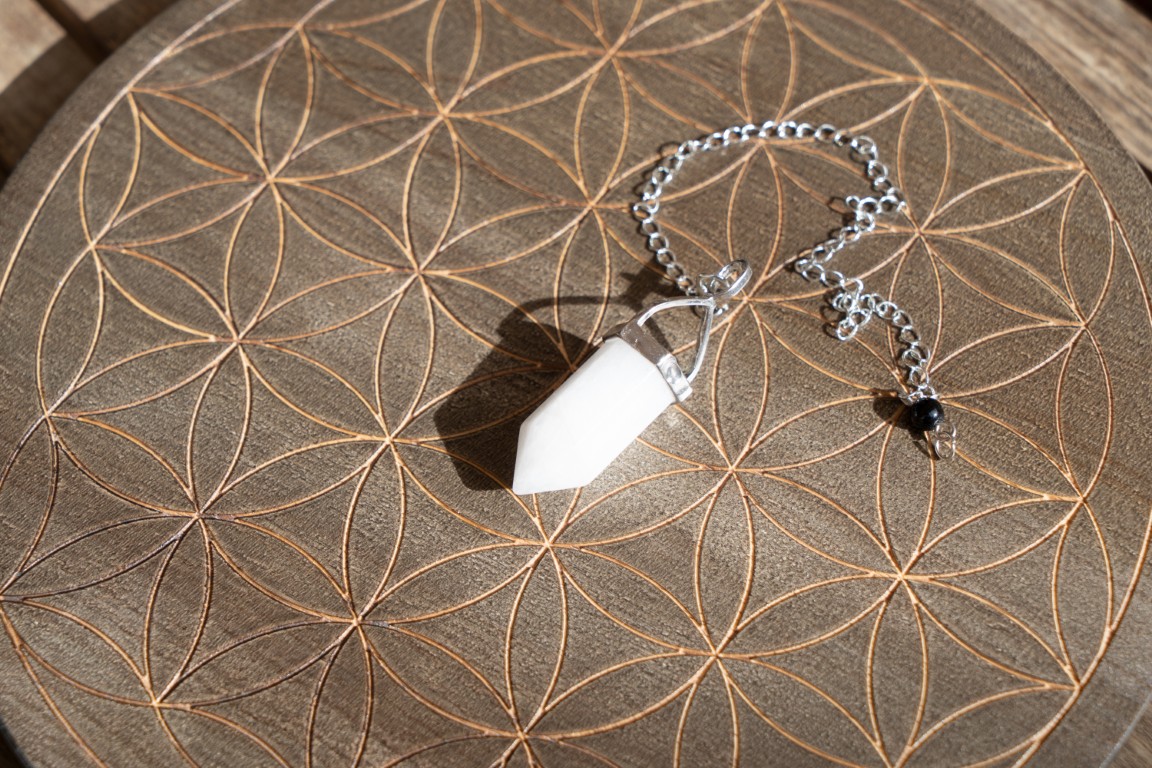 pendulo-de-piedra-preciosa-curacion-magica-roca-para-reiki-cristal-ritual-brujeria-practica-espiritual-esoterica (Mediana)