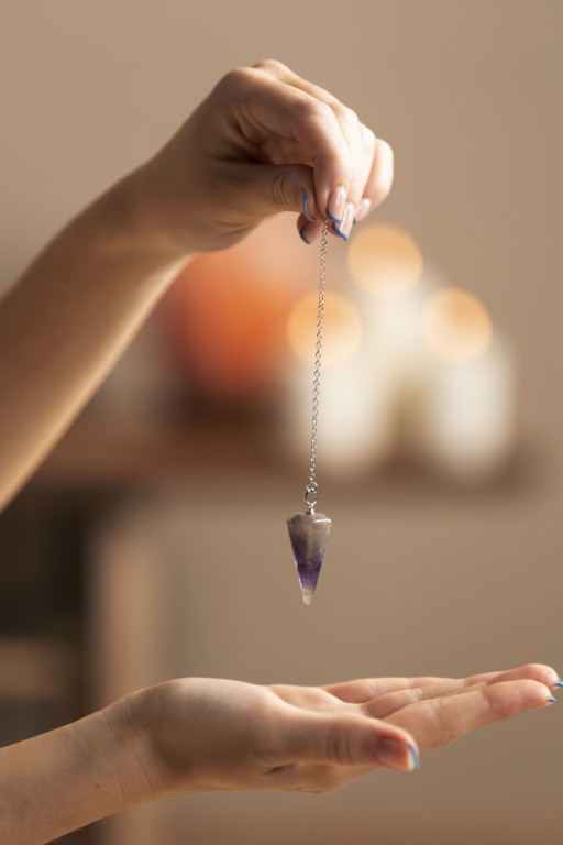 persona-que-realiza-terapia-de-reiki (1) (Mediana)
