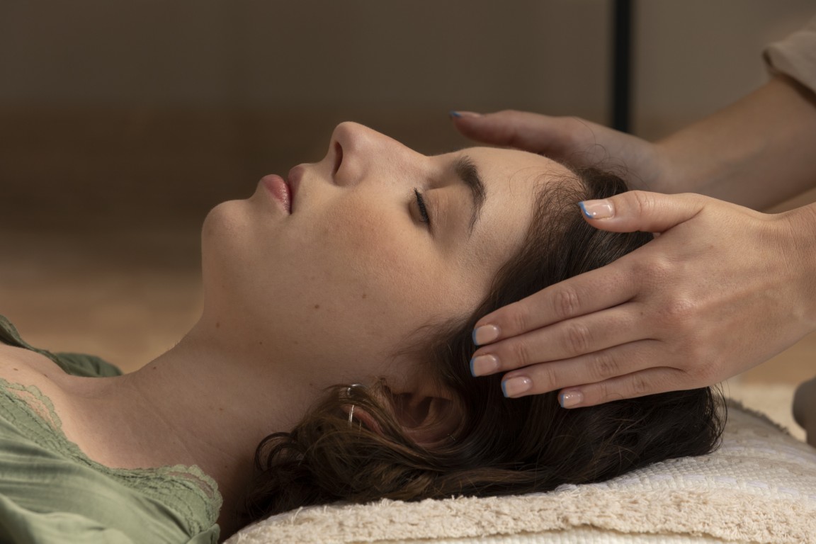 persona-que-realiza-terapia-de-reiki (1) (Mediana)