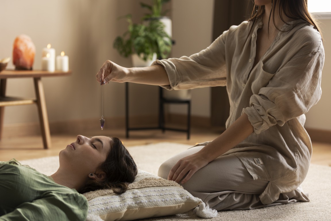 persona-que-realiza-terapia-de-reiki (Mediana)