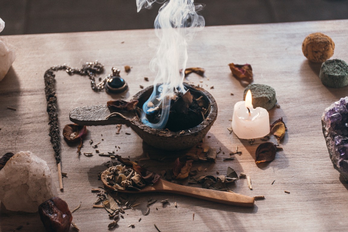 porta-incienso-con-resina-de-incienso-de-carbon-ardiente-y-mirra-sobre-una-mesa-rustica-de-madera (Mediana)