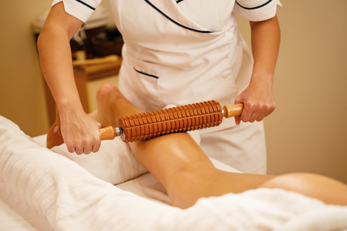 terapeuta-irreconocible-realizando-maderoterapia-en-las-piernas-de-la-mujer-durante-el-tratamiento-de-masaje-en-el-spa (Mediana)