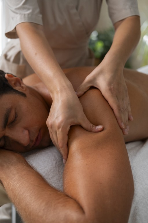 vista-frontal-mujer-trabajando-en-un-spa (1) (Mediana)