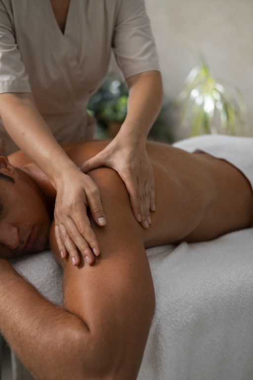 vista-frontal-mujer-trabajando-en-un-spa (Mediana)